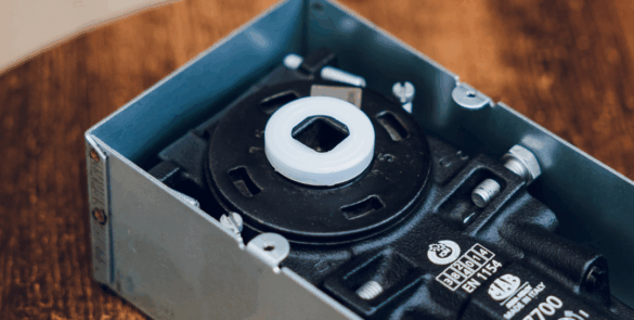 Cómo instalar un cierrapuertas de suelo paso a paso: Guía profesional esencial