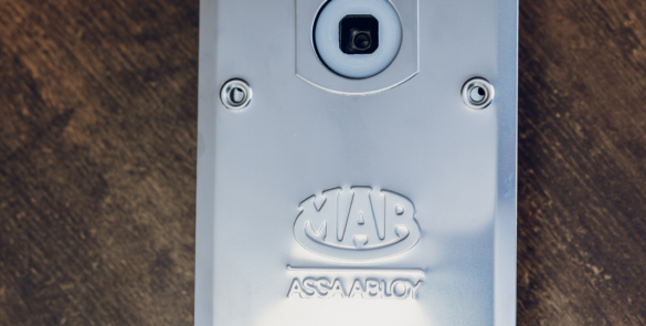 ¿Por qué el cierrapuertas de la Serie 7100 de Mab Ibérica es la mejor opción para puertas ligeras y espacios interiores?